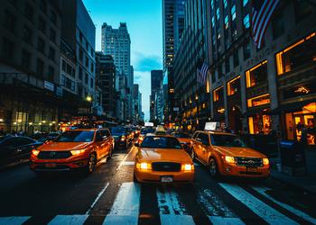 Нью-Йорк разрешит тестировать роботизированные такси с оператором безопасности за рулем