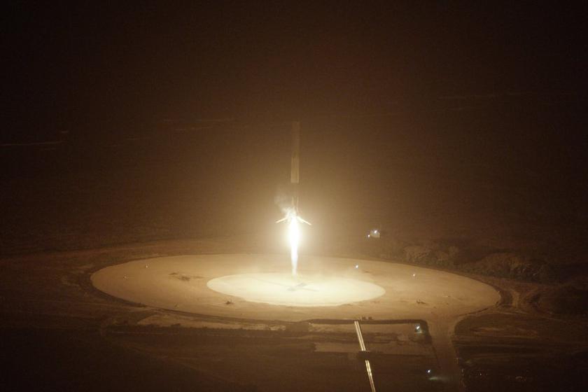 SpaceX успешно произвела вертикальную посадку Falcon 9 после запуска в космос