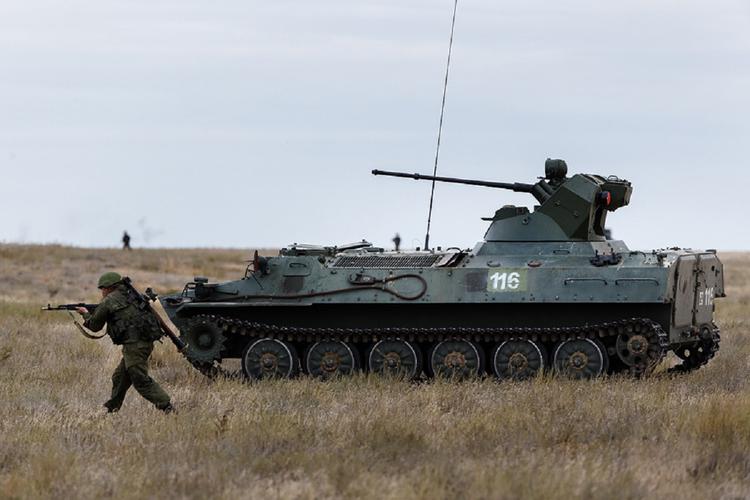 Les forces d'opérations spéciales s'emparent d'un rare hybride de MT-LB et de véhicules blindés de transport de troupes BTR-82.
