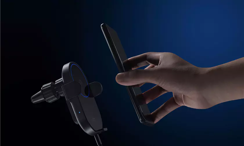 Xiaomi представила автомобильную беспроводную зарядку для смартфона с мощностью в 30 Вт и двумя портами USB
