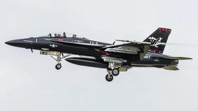 L'US Navy dévoile un F/A-18 Super Hornet en camouflage rétro Vandy-1, mais sans lapin Playboy.