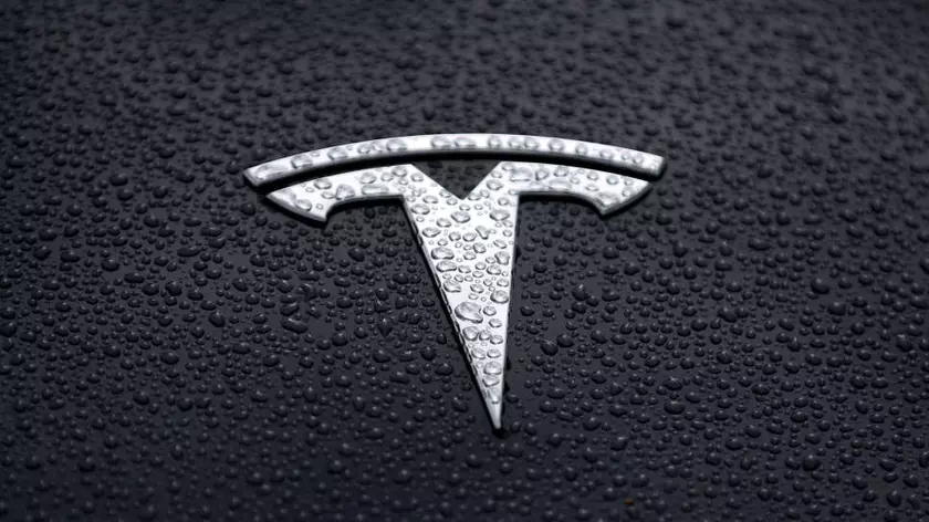 Tesla на автопилоте попала в аварию: двое погибли (обновлено)