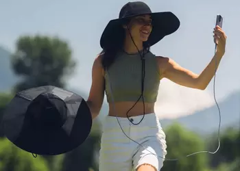EcoFlow привезла на IFA 2024 шляпу Power Hat, которая может заряжать смартфоны