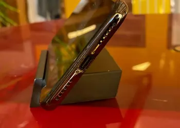 Another enthusiast redesigned the iPhone X with water resistance and USB-C. The previous one was sold for $86,000