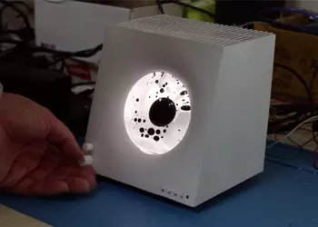 На это можно смотреть вечно: колонка с ферромагнитной жидкостью, которая двигается в такт музыке