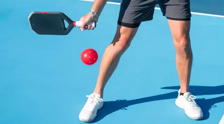 Tesla a lancé une raquette de pickleball à 350 $ : marketing génial ou design absurde