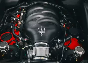 Maserati намекает на возвращение V8: итальянская страсть против прагматизма Stellantis