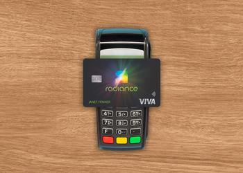 Et bankkort med en fleksibel OLED-skærm ...