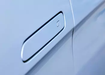 В Китае опубликовали проект новых требований к дверным ручкам автомобилей, ограничивающих "скрытый" дизайн