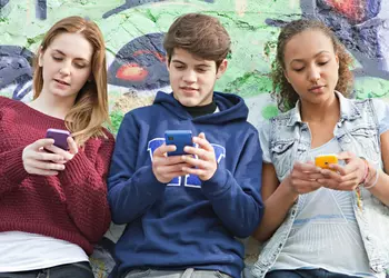 Британский колледж, где учились принц Уильям, Гарри, Борис Джонсон и другие, запрещает смартфоны для первокурсников