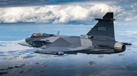 Sverige har mottatt sitt første produksjonsfly av typen JAS 39 Gripen E - flyet skal testes, og leveransene begynner i 2025.