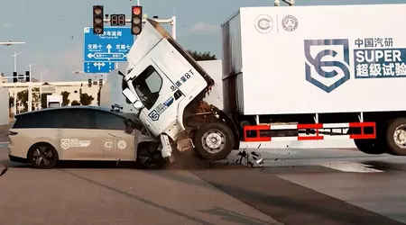 Китайський виробник зіштовхнув у краш-тесті легковий автомобіль і 8-тонну вантажівку