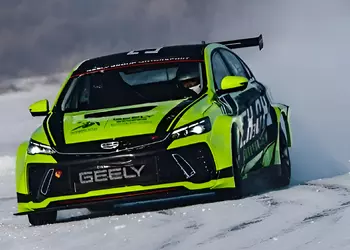 Geely показала свой первый гоночный автомобиль на метаноле