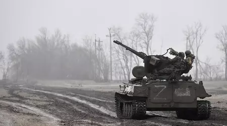Un drone ukrainien détruit un véhicule blindé de transport de troupes russe MT-LB équipé d'un canon antiaérien ZU-23-2 à l'aide d'une grenade F-1.