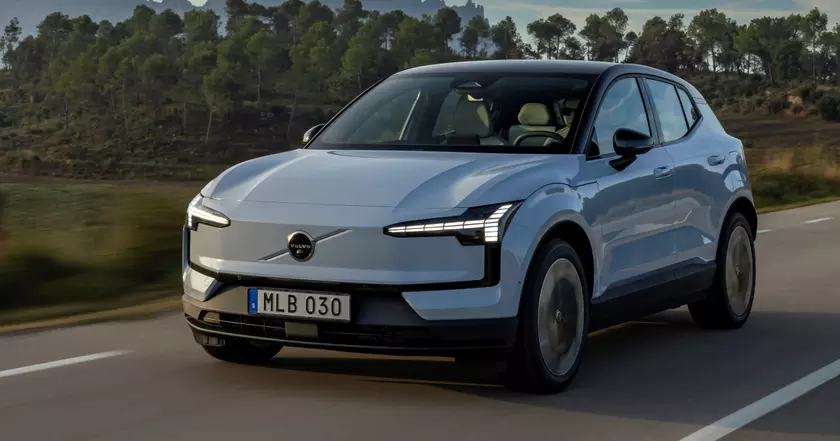 Новый электрокроссовер Volvo EX30 в стильном Cloud Blue