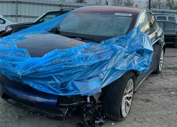 Редактор CNBC продал свою Tesla Model X на запчасти — а теперь она катается по Украине и посылает сообщения старому владельцу