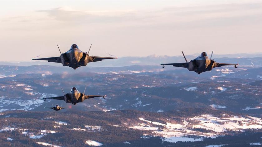 Des F-35A norvégiens interceptent des IL-38 russes qui observent les exercices de l'OTAN.