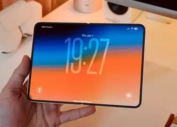 Действительно квадратный и без складки! Инсайдер показал живые фото iPhone Fold (или его макет)