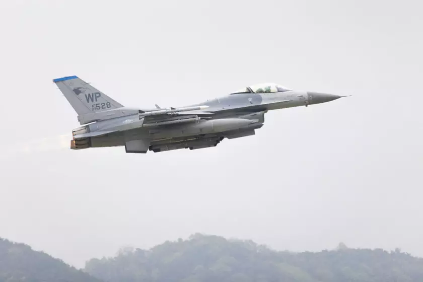 Корейское телевидение показало видео крушения американского истребителя F-16