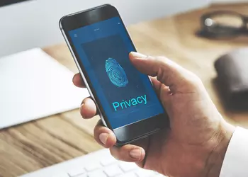 Где должен быть установлен сканер отпечатков пальцев смартфона?