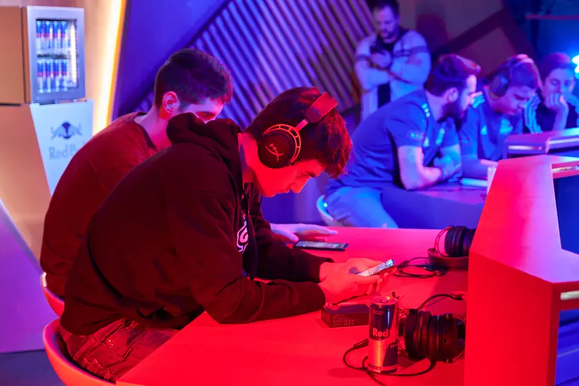 В Украине стартует открытый турнир Red Bull M.E.O. по PUBG Mobile: игроки могут выиграть 10 тысяч евро и подарки от HyperX