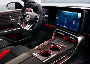 Электрический суперседан Mercedes-AMG раскрыл интерьер, наполненный экранами