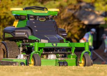 Новый робот-газонокосилка John Deere оснащен аккумулятором емкостью 21,4 кВт·ч и может автономно работать до 10 часов