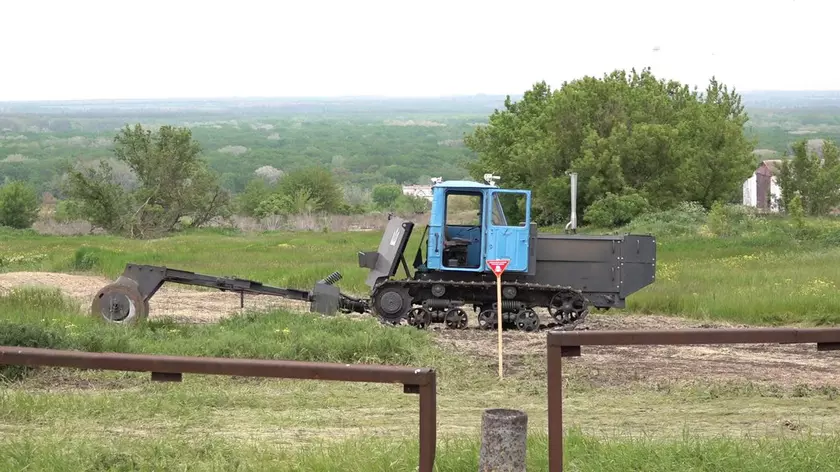 Украинские специалисты создали беспилотник для разминирования стоимостью $130 000 на базе трактора и танкового оборудования