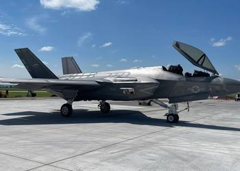 El caza de quinta generación F-35C Lightning II de la Marina de los EE.UU. hizo una parada en el Aeropuerto Nacional Dwight D. Eisenhower de Wichita.