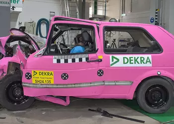 VW Golf II разбили в краш-тесте, чтобы доказать превосходство современных моделей