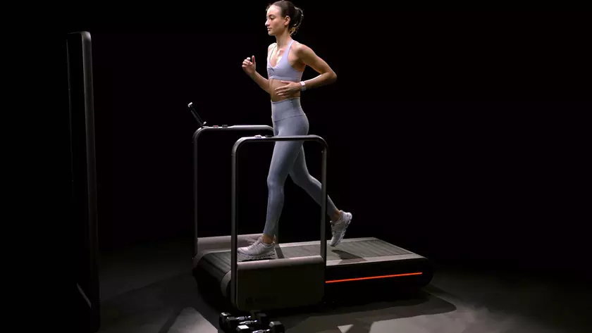 Amazfit HomeStudio: «умная» беговая дорожка с огромным 43-дюймовым экраном