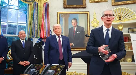 Tim Cook presents Trump with a piece of glass on a golden stand, Trump is pleased
