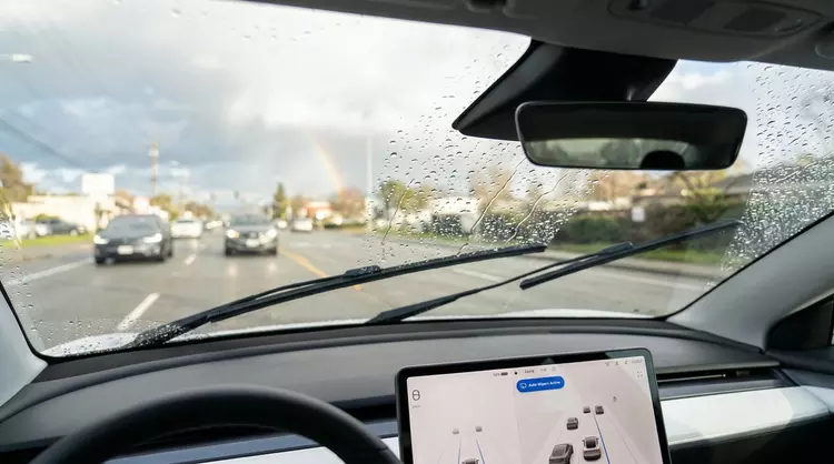Tesla пытается вылечить «дворники» с помощью ИИ и нового патента