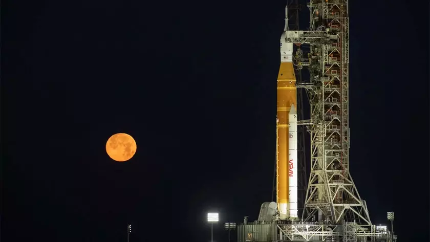 Ракета SLS на стартовой площадке