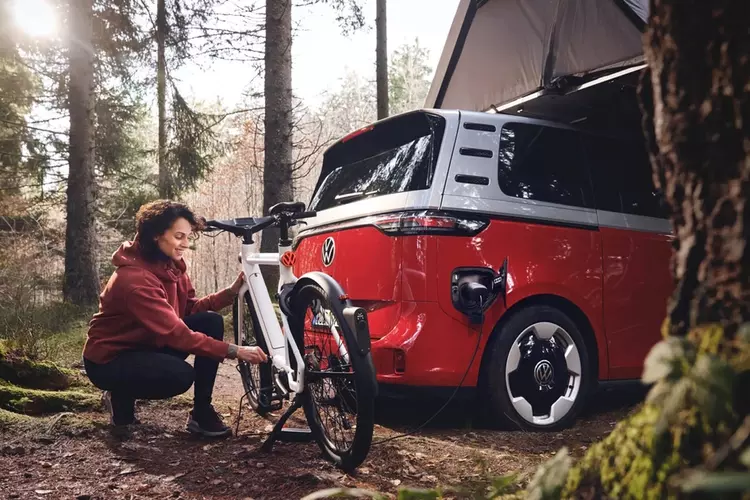 Volkswagen's eBike packs radar, a rear-view ...
