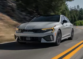 Американские Kia K5 случайно получили настройки светотехники для Кореи