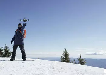 Квадрокоптер Lily умеет автоматически лететь за своим хозяином (видео)
