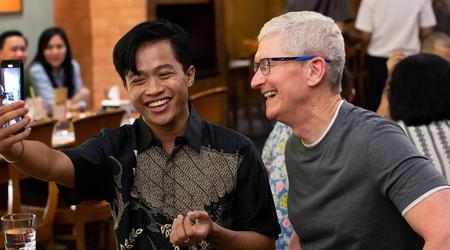A challenge from Tim Cook: How to take a selfie with the CEO of Apple?