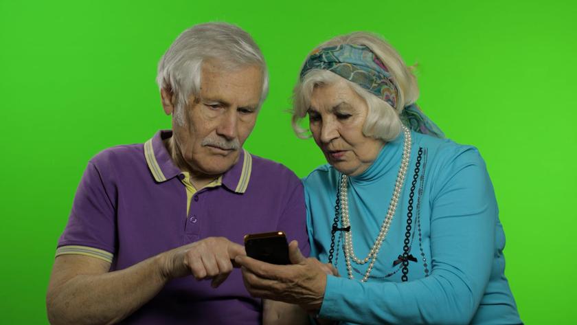 «єСмартфон» для всіх, кому за 60: запитань більше, ніж усім нам здається