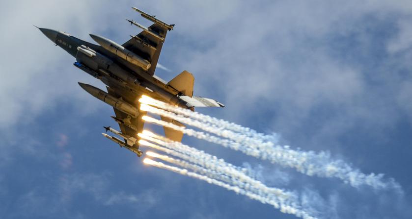F-16 перехватил гражданский самолёт над Рехобот-Бич во время отдыха Байдена в загородном доме – истребитель использовал тепловые приманки для привлечения внимания пилота