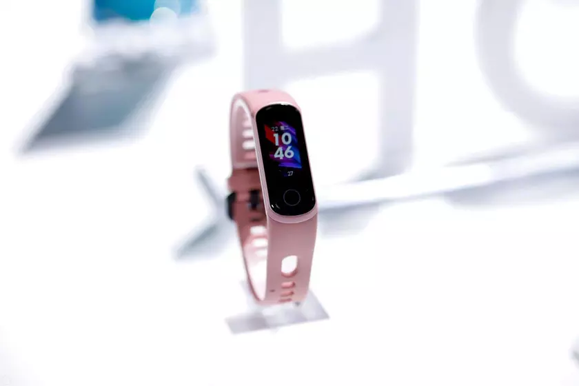 Honor Band 5i: фитнес-браслет с зарядкой в ремешке, но без NFC и с TFT-дисплеем за $22
