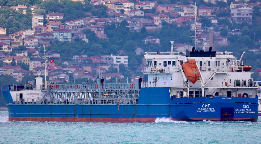 Морской беспилотник с 450 кг тротила протаранил российский нефтяной танкер SIG, обеспечивающий армию россии топливом