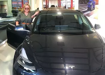 Владелица Tesla Model 3 поиздевалась над ворами, которые пытались украсть её электромобиль