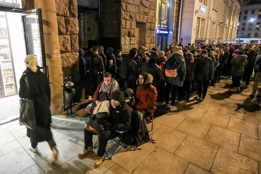 За новыми iPhone 11 уже занимают очереди: цена места — три iPhone 11 Pro Max