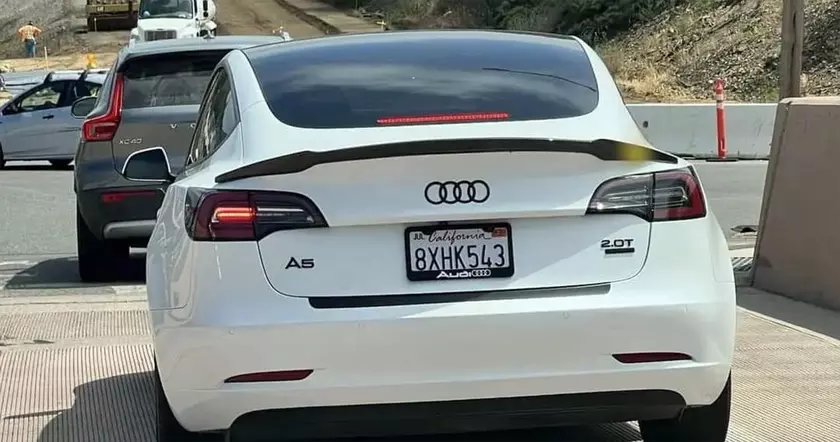 Трюки на дорогах: Почему владельцы Tesla изменяют внешний вид своих электромобилей