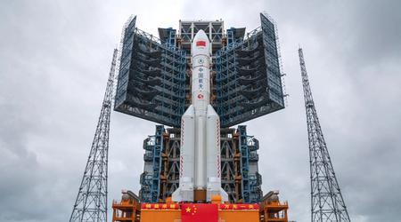 Величезна китайська ракета неконтрольовано впаде на Землю наступного тижня