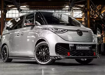 Электрический фургон VW ID.Buzz Cargo получил агрессивный заводской обвес и фальшивые окна