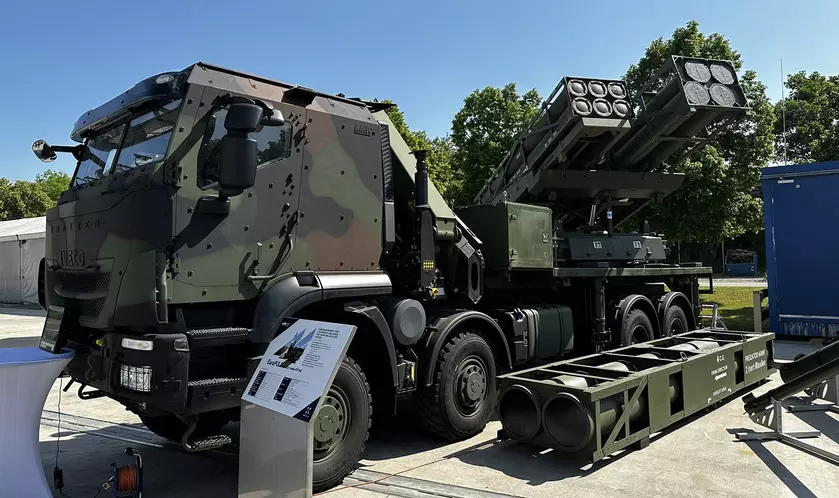 KMW и Elbit показали систему Euro-PULS на шасси IVECO с пусковой установкой для ракет GMLRS M31, Accular, EXTRA, Predator Hawk, NSM и JSF-M