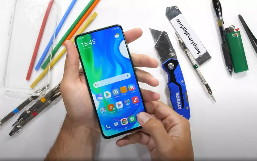 JerryRigEverything проверил Poco F2 Pro на прочность: смартфон ломали, бросали, жгли и царапали