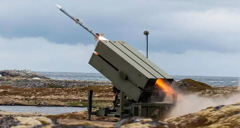 Система ПВО NASAMS ракетами AIM-120 AMRAAM сбивает более 90% воздушных угроз, которые атакую Украину